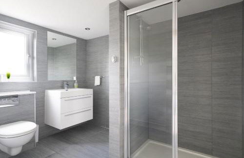 Luxury Family Home in Central Windsor with Large Garden, Games Room, Office, Parking & Pet-Friendly - Photo 26