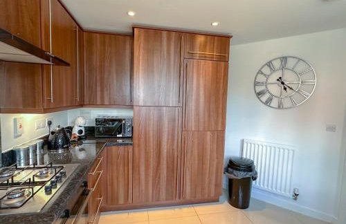 Perfect Booking 3 Bed Home in Central Bracknell - Foto 28