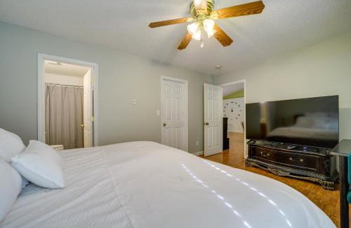 Candler Home with Large Deck Hike, Bike and Unwind! - Foto 13