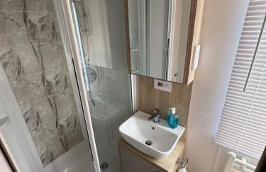 Exquisite Lake lodge in Hoburne Holiday Resort - Valentino Rose Lodge - Foto 29