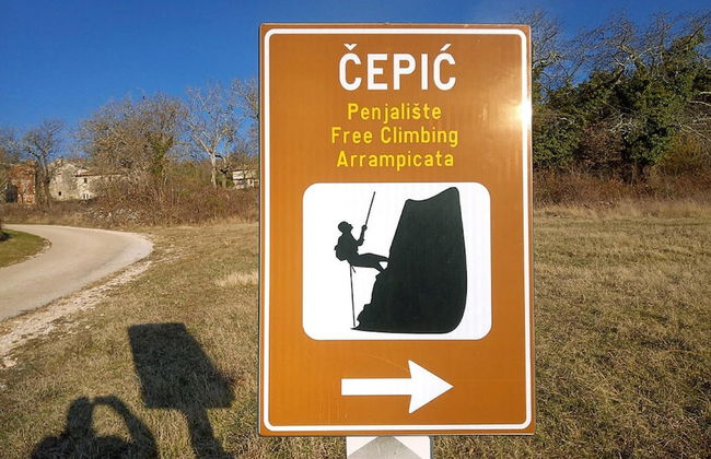 Stylish Villa With Swimming Pool and Garden - Photo 28