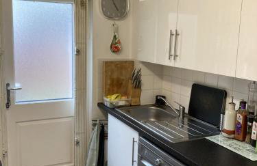 STUNNING GARDEN APARTMENT Central Exclusive Self Catering With Free Off Road Parking By Flat & Wiffi Beautifully Secluded 3 mins From All Amenities THIS IS A HOME NOT A HOTEL - Photo 9