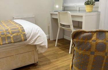 Bedroom bathroom kitchenette own entrance Conwy - Foto 4