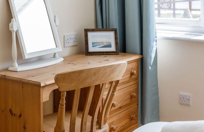 Sunny Seafront Chalet - Sleeps 6 - Photo 24