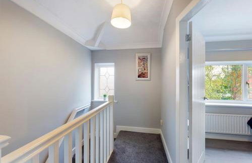 Stunning Family Home with Comfortable Surroundings by Our Home Short Stays ideally situated within Greater Manchester - Photo 21