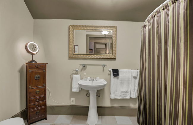 Beautiful and Unique Home With Fireplace and Pool! - Photo 27