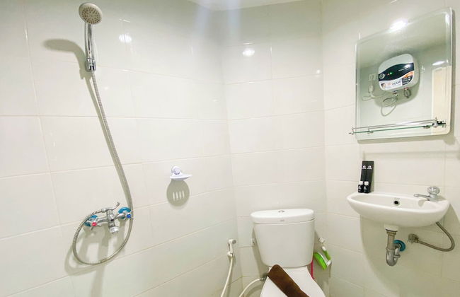 Comfortable 1Br Without Living Room At Amartha View Apartment - Foto 9