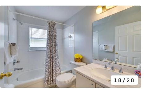 Spacious 3 bedroom pool home with lake view - Foto 13