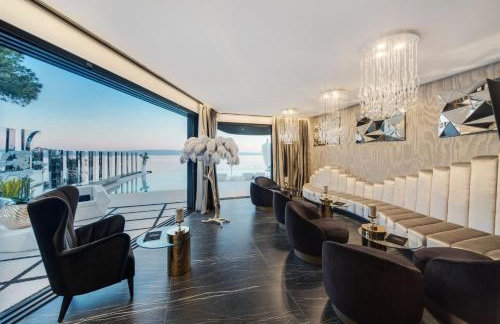 Posh Residence Luxury Suites - Photo 40
