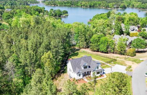 5BR Farmhouse Lake Retreat Pool Hot Tub Theater - Foto 71