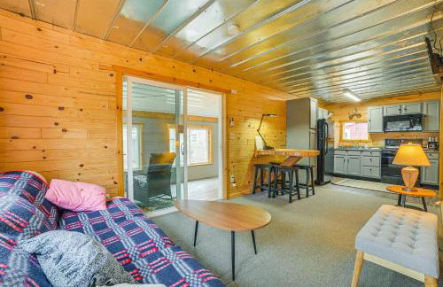 Oscoda Cabin with Charcoal Grill Walk to Lake Huron - Foto 1