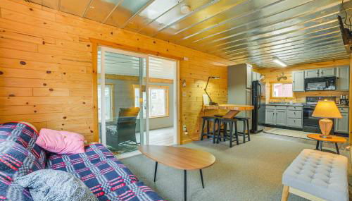 Oscoda Cabin with Charcoal Grill Walk to Lake Huron - Foto 1