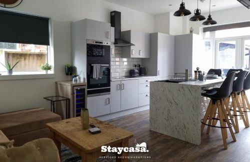 Spacious 6-Bed with Large Patio and Free Parking - Foto 16