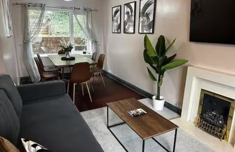 Luxurious Three-Bedroom Family Home with Free Parking - Foto 1