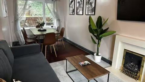 Luxurious Three-Bedroom Family Home with Free Parking - Foto 1