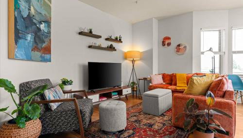 Chic 2BR • King Beds • Huge Patio • 95 Walk Score! - Foto 3, Other