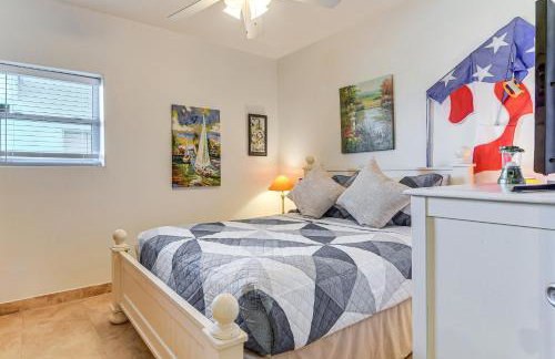 Walk to Galveston Beach Family Condo with Pool - Foto 15