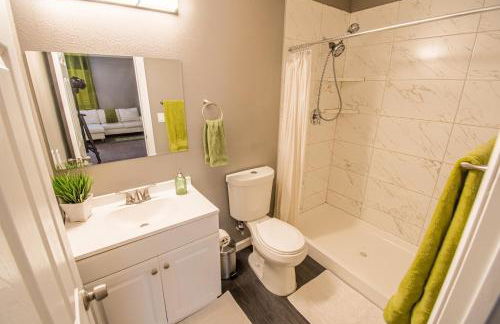 Spacious 2-Bedroom Townhouse with Pool & Private Patio in Central Las Vegas - Foto 12