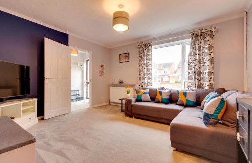 Pass the Keys Spacious and modern house with Free Parking - Photo 1