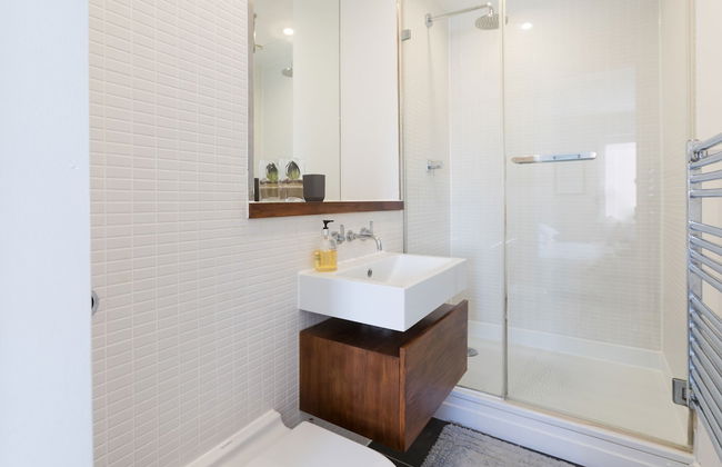 Luxury 2-bed Flat, Parking and Close to the Tube - Photo 23