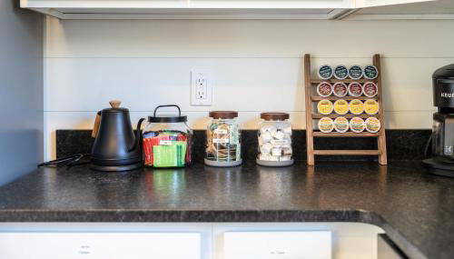 New Riverfront Home with Mtn Views - Foto 5