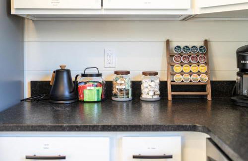 New Riverfront Home with Mtn Views - Foto 5