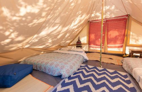 Wood Cabin & 4 Large Bell Tents - Hapus Hideaway - Foto 3