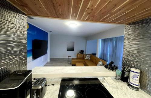 240 Queen Bed, 3 Pools, 80in TV - Foto 6