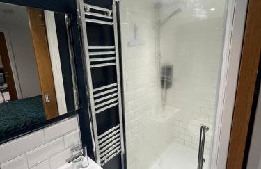 Modern Private Guest Suite Near Heathrow Free Parking & Garden - Foto 6