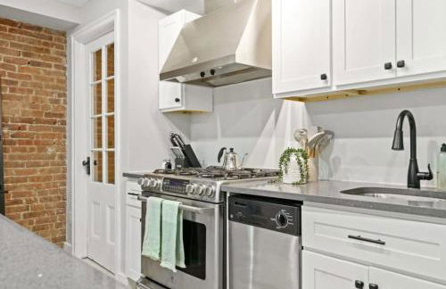 Newly Renovated 2BR w Rare Private Backyard and BBQ - Foto 15