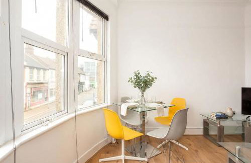 Modern 3 Bedroom Home with Parking in Southend - Foto 13