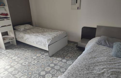 Maison plain pied, 2 chambres, longère typique , fraiche, dans bourg avec tous commerces - Foto 22