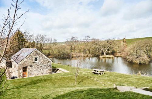Penuwch Boathouse, Waterside Cottage with indoor Pool, Sauna & Parking - Photo 1