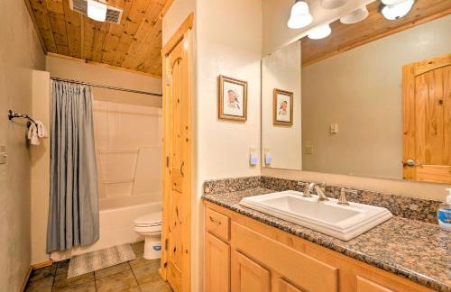 Riverfront Cabin with Hot Tub 2 Mi to Eagle Falls - Foto 17