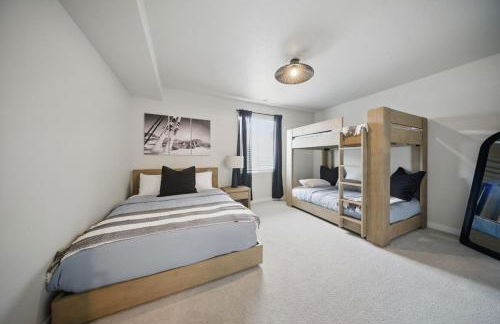 BRAND NEW Scenic Luxury Mountain Retreat - Photo 59