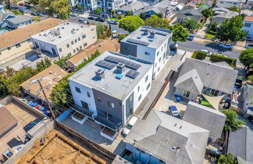Luxury Townhome with Gated Parking and Private Balcony - Foto 36