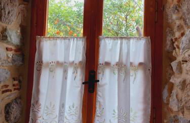 Large Stone Villa with garden. - Foto 10