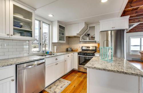 Dreamy Waterfront Westbrook Home on Private Beach - Foto 7