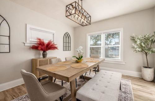 Oakwood Charm Family-Friendly 3BR Getaway - Photo 4