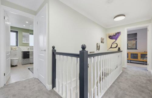 Four Bed House by Brookland Stays Serviced Accommodation Short Lets Brentwood with Free WiFi - Foto 5