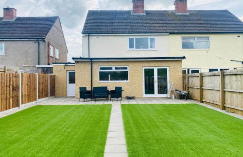 Modern Family Home with Off-Road Parking - Foto 15