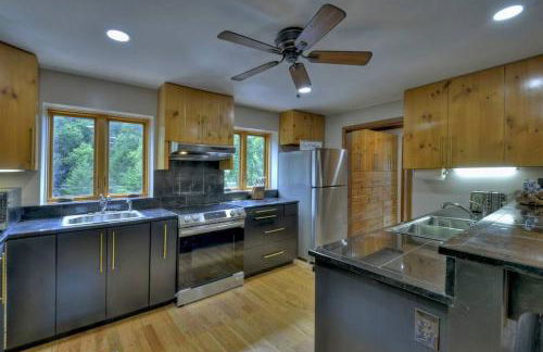 The Chariot - Creek Front with HotTub, Fire Pits, Billiards, EV Charger - Sandalwood Stays - Foto 25