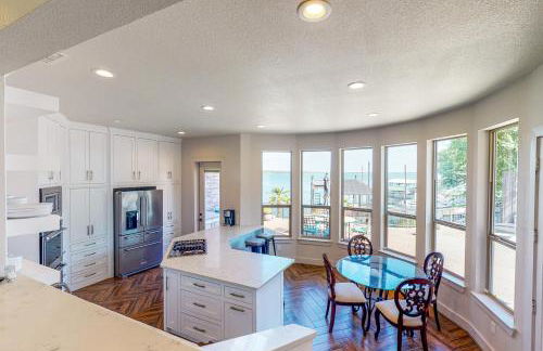 Hot Tub and Views Luxe Lake Bridgeport Retreat - Foto 9