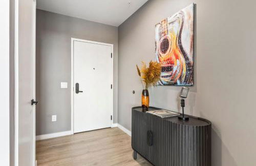 Penthouse Luxury with Pool Patio and City View plus Walk to Broadway - Foto 45