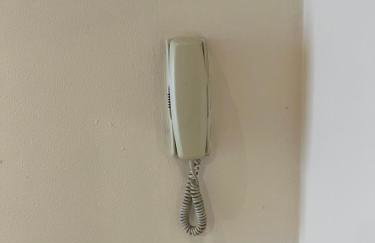 1 bedroom budget homely apartment, with free private parking and long term deals available - Foto 8