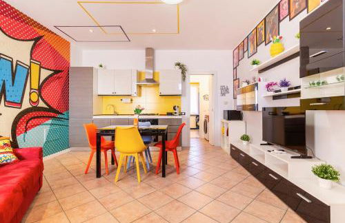 Black & White or Pop Art - Design Apartments with Parking & WiFi - Photo 53