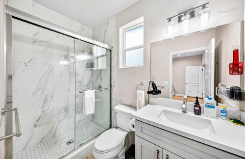 Spacious 9BR Home with Parking and Near DTLA - Foto 15