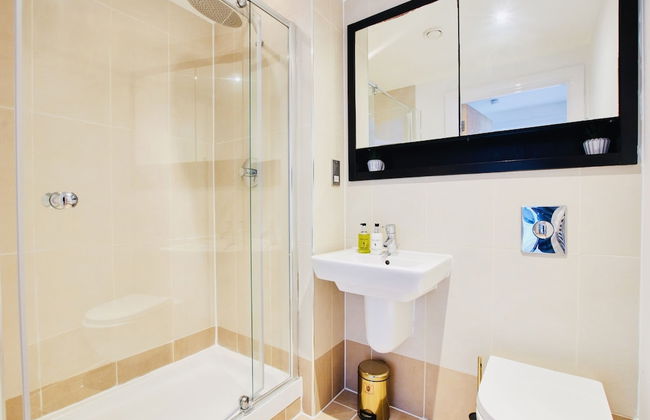 Deluxe City Apt, River Canal View& Free Parking! - Foto 9