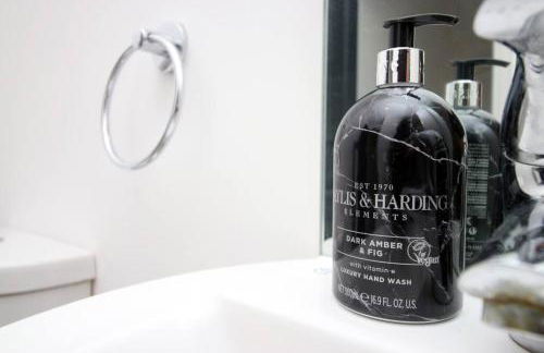 Modern and Cosy 3 Bed House Close to Cardiff City Centre perfect for Family Relocations, Contractors & Groups by Gurkha Stay with Free Parking and Wifi - Foto 28