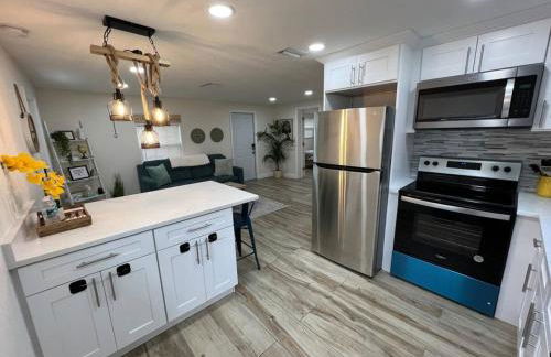 Stylish Chic King Bed Ybor DT - Foto 7